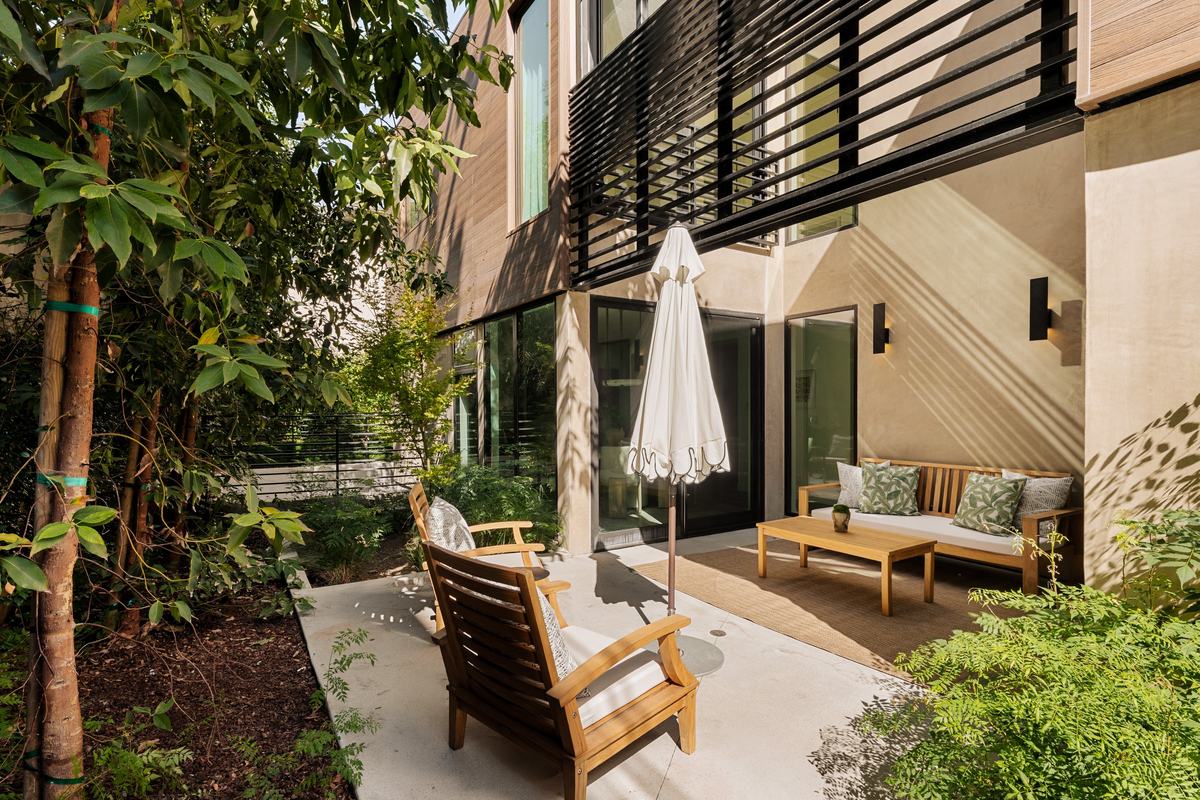 929 Hilldale Avenue, West Hollywood, CA 90069: Courtyard with specimen tree and lounge seating