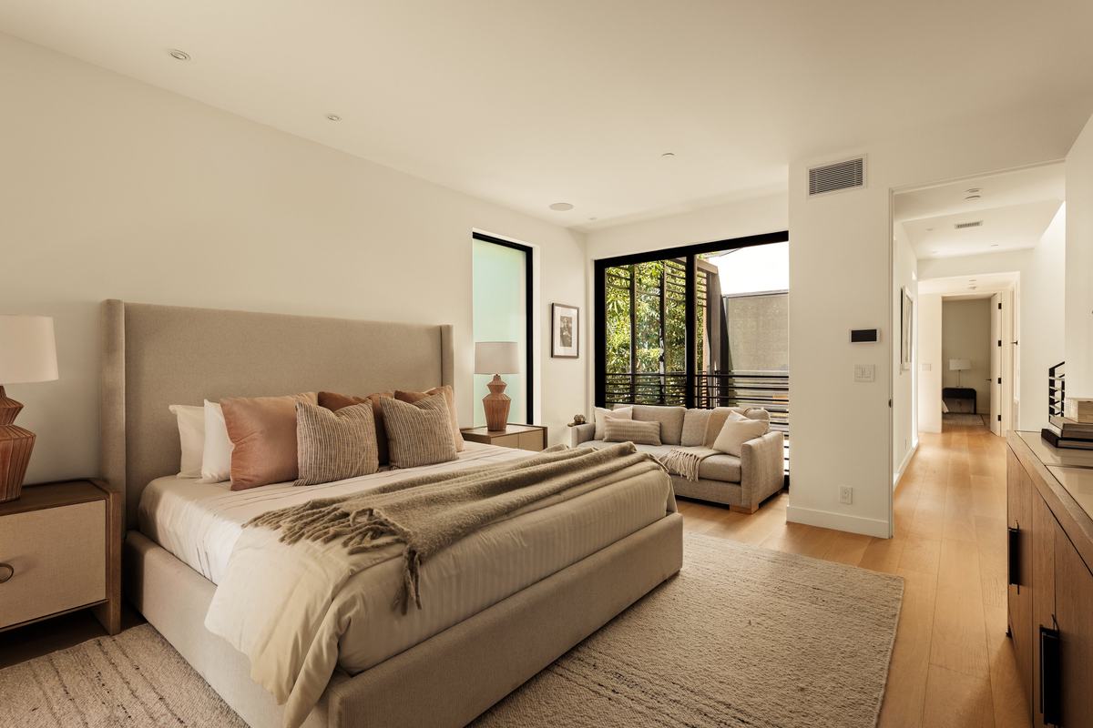 929 Hilldale Avenue, West Hollywood, CA 90069: Primary bedroom