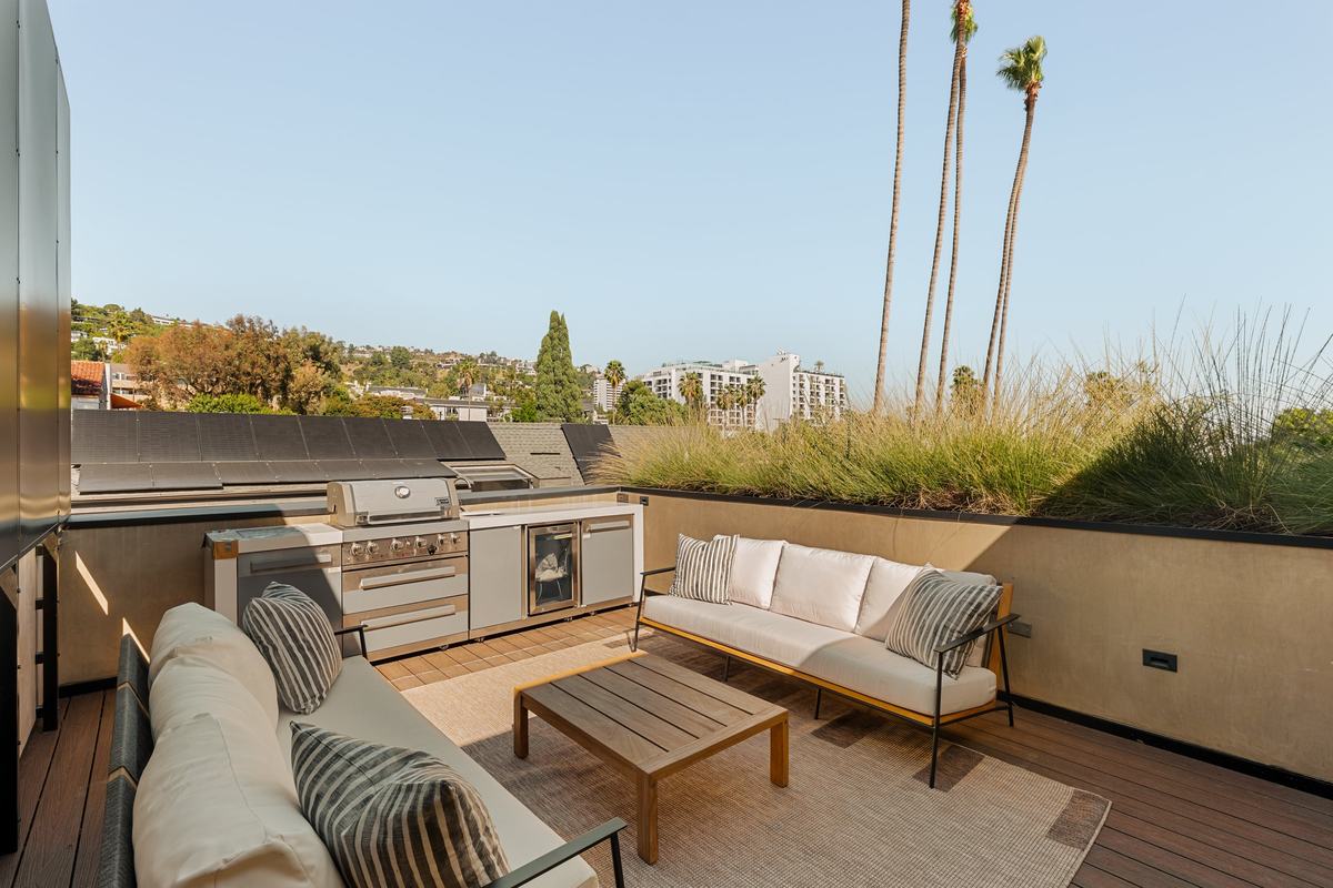 929 Hilldale Avenue, West Hollywood, CA 90069: Roof deck